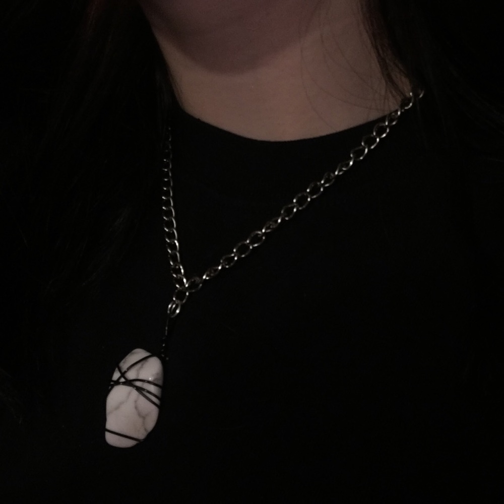 Marble back and white stone chain necklace